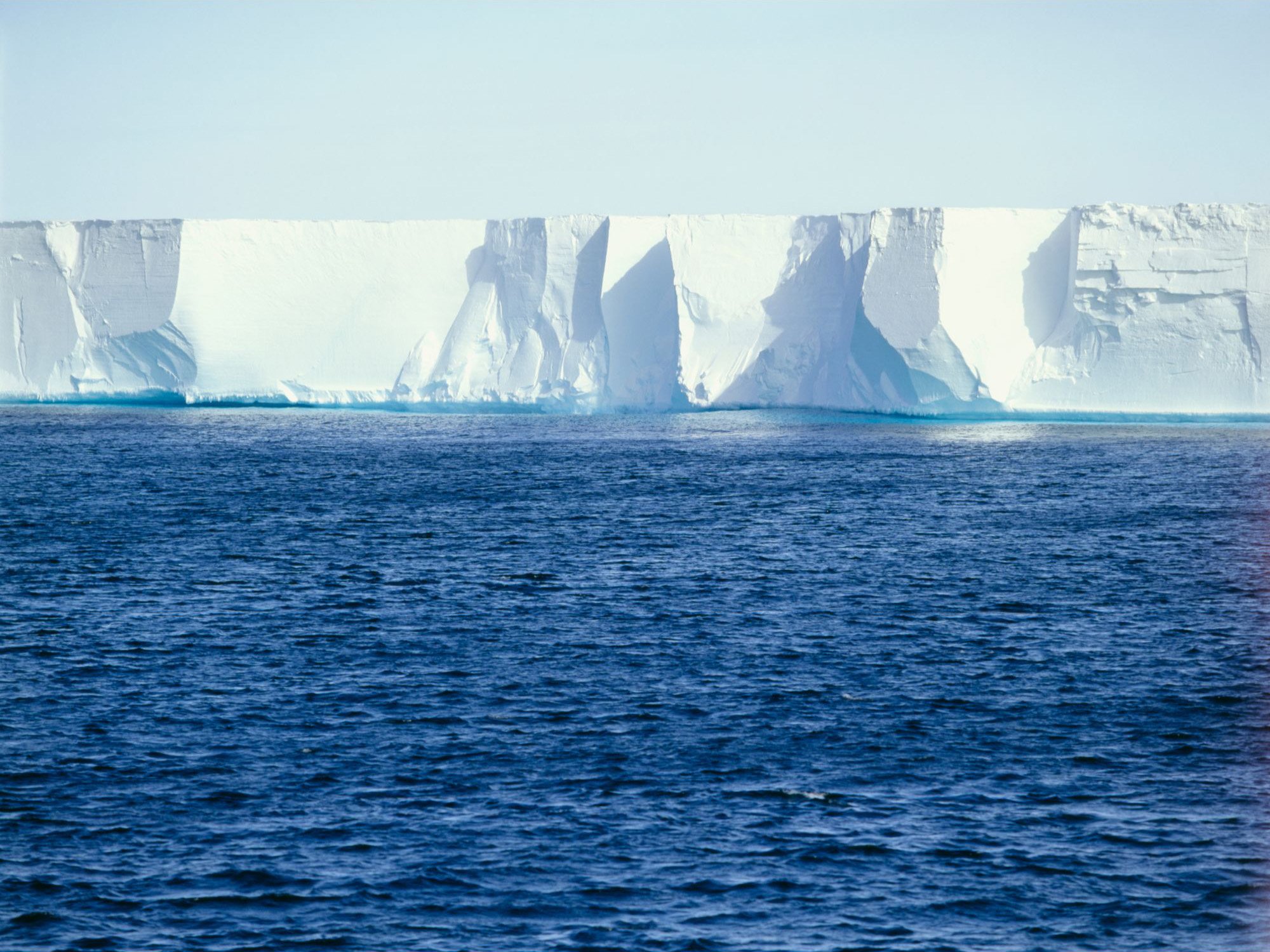 Největší ledový šelf v Antarktidě se chová zvláštně