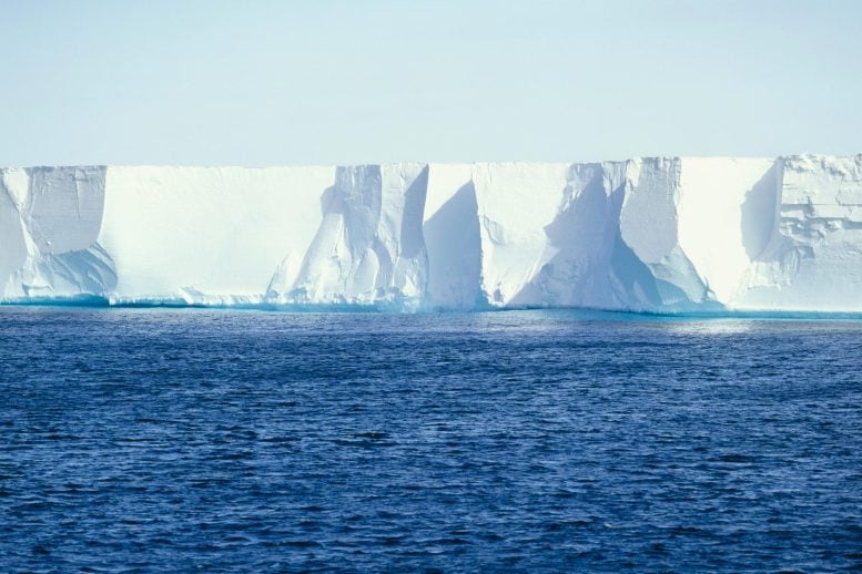 Το μεγαλύτερο ράφι πάγου στην Ανταρκτική συμπεριφέρεται περίεργα