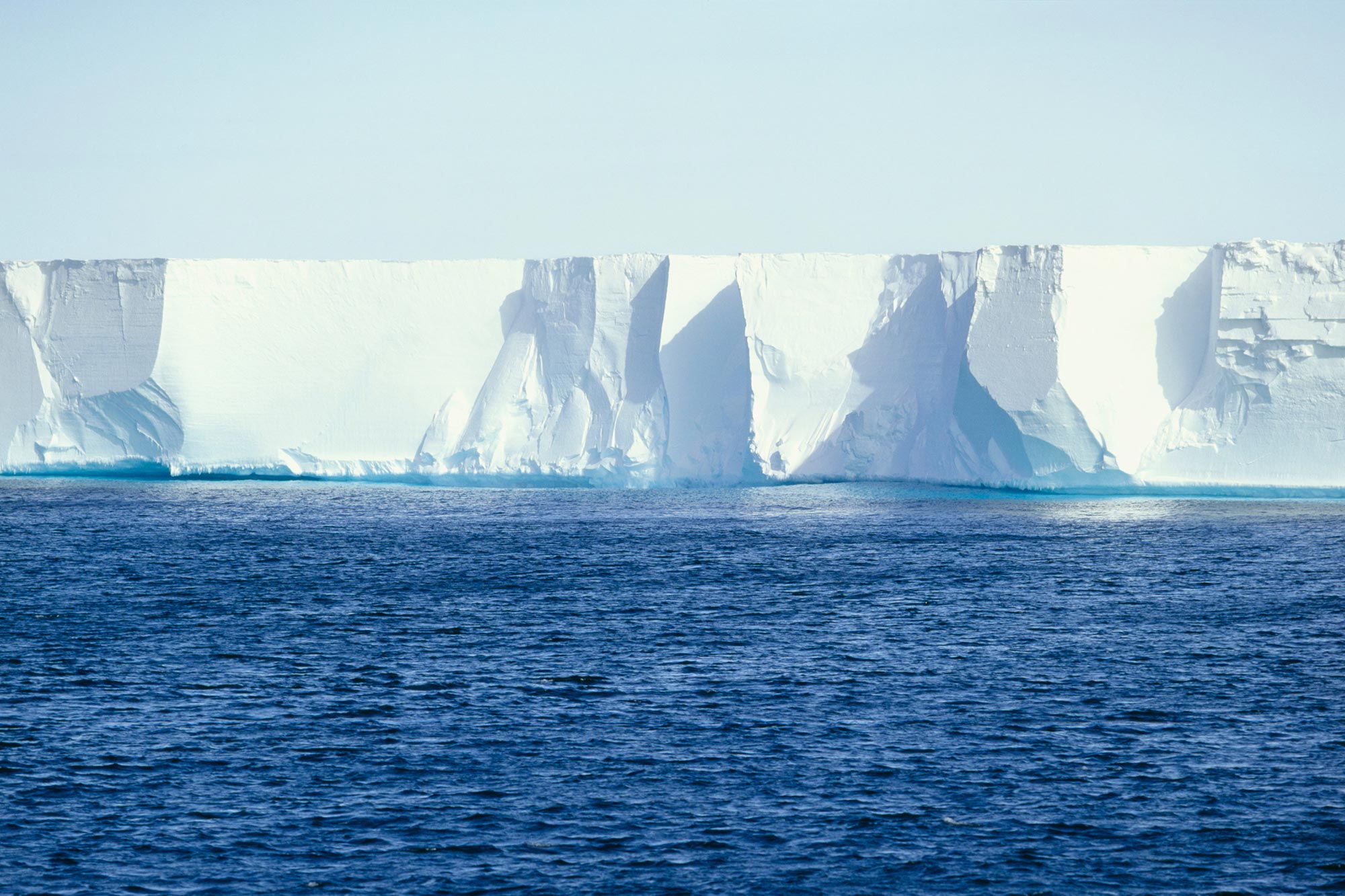 A maior plataforma de gelo da Antártica está se comportando de maneira estranha