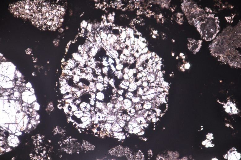 Para ilmuwan telah terungkap ketika Jupiter lahir, memecahkan waktu yang lama 1 Chondrules Round Allende Meteorite Microscope