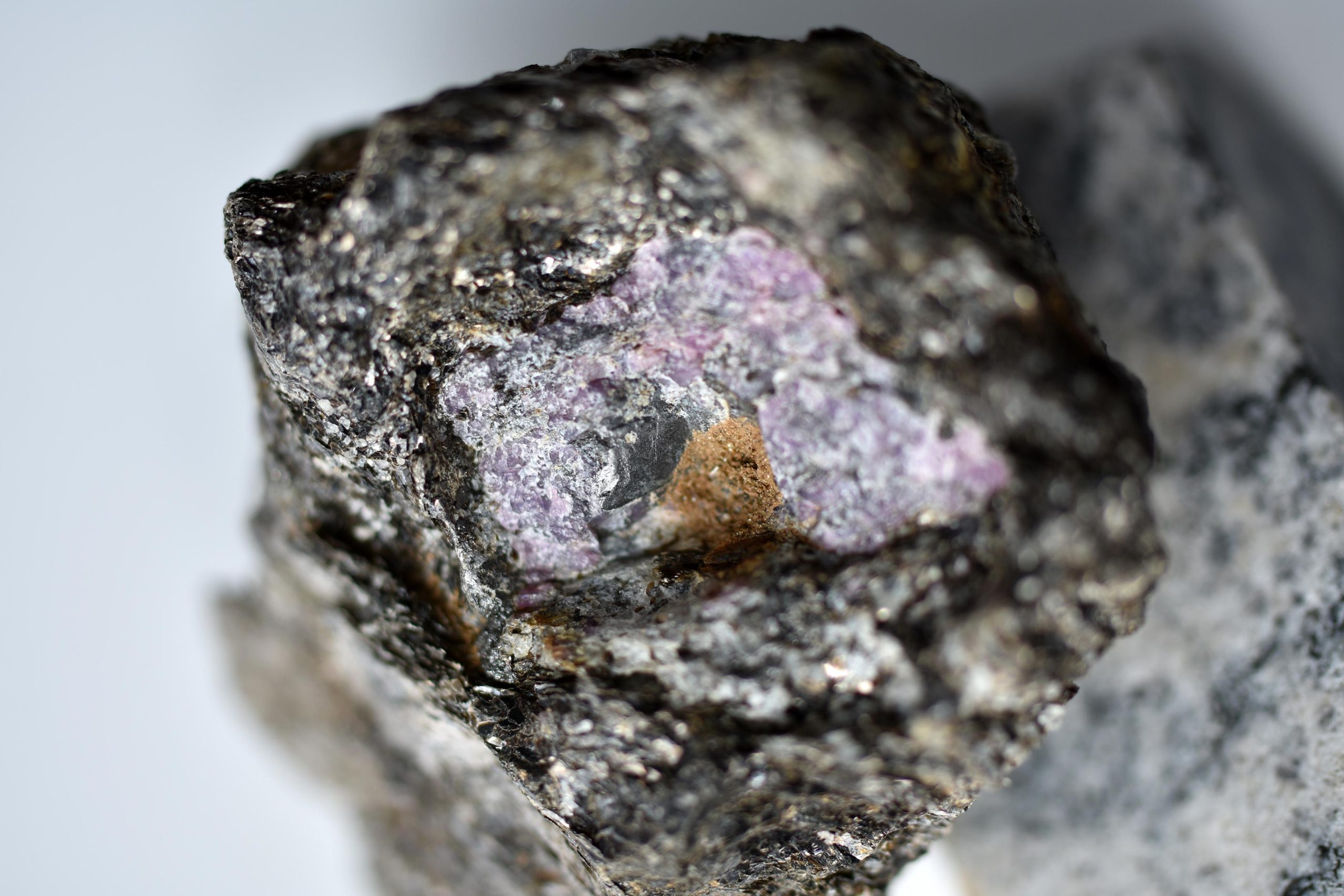 Photo of V rubíne starom 2,5 miliardy rokov sa našli staroveké stopy života