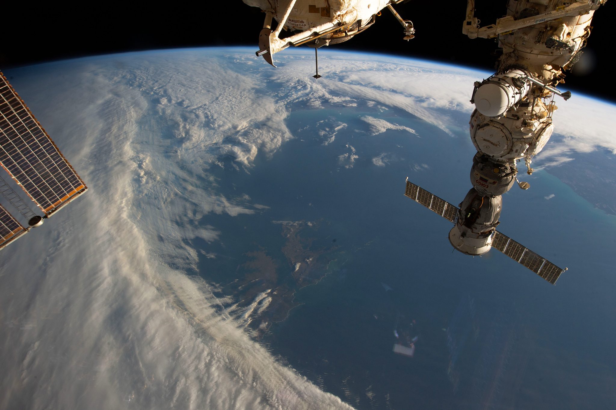 La tripulación de la estación espacial se encarga de las actualizaciones científicas y técnicas, las observaciones terrestres y los entrenamientos.