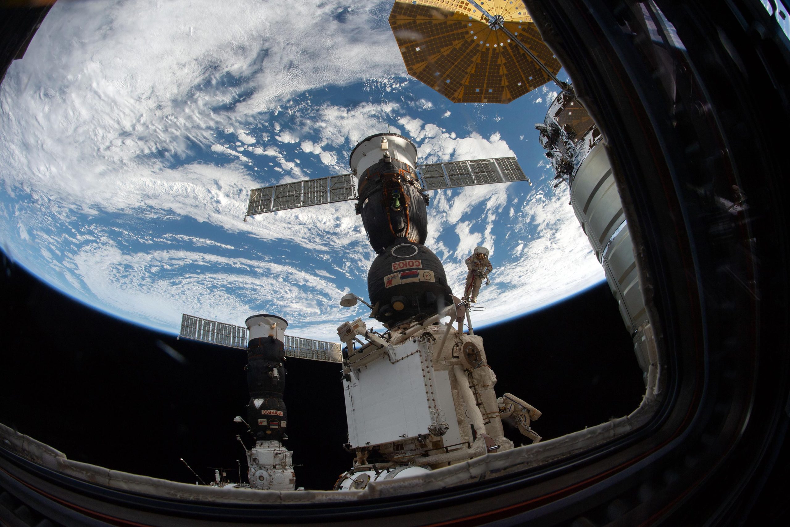 Astronauten erleidet während eines Weltraumspaziergangs ein Missgeschick aufgrund eines Kühlmittels