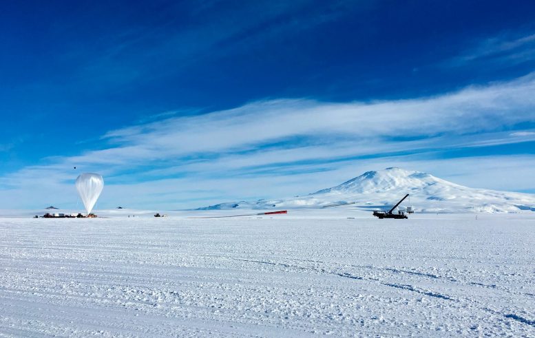 La carga útil científica del globo está preparada para su lanzamiento en la Estación McMurdo en la Antártida.