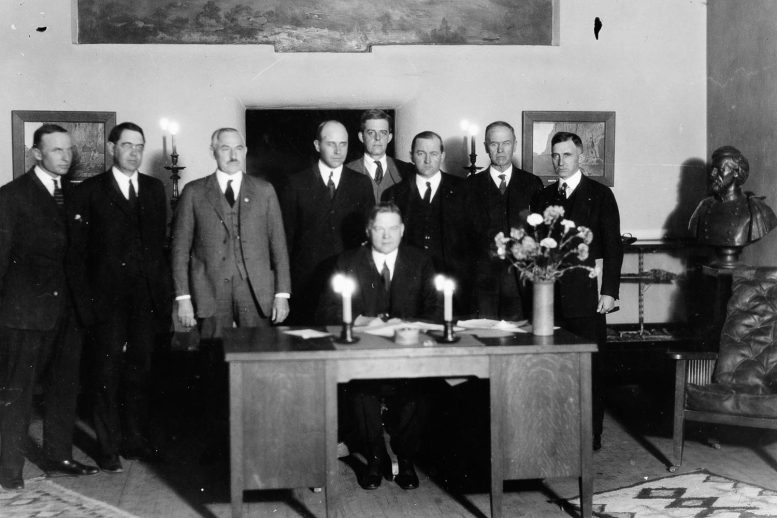 Secretário de Comércio Herbert Hoover com membros da Comissão do Rio Colorado