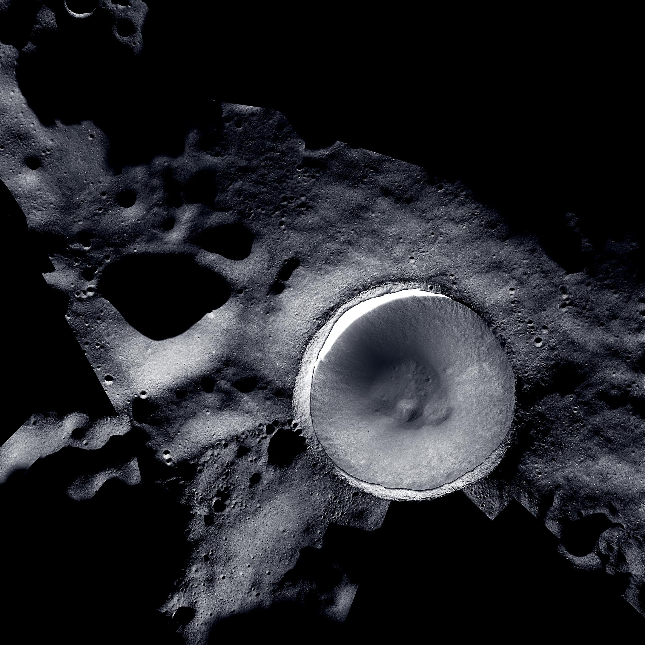 تضيء فسيفساء كاميرا القمر المذهلة التابعة لناسا القطب الجنوبي للقمر