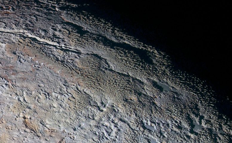 Una mirada más cercana al terreno de hojas de Plutón