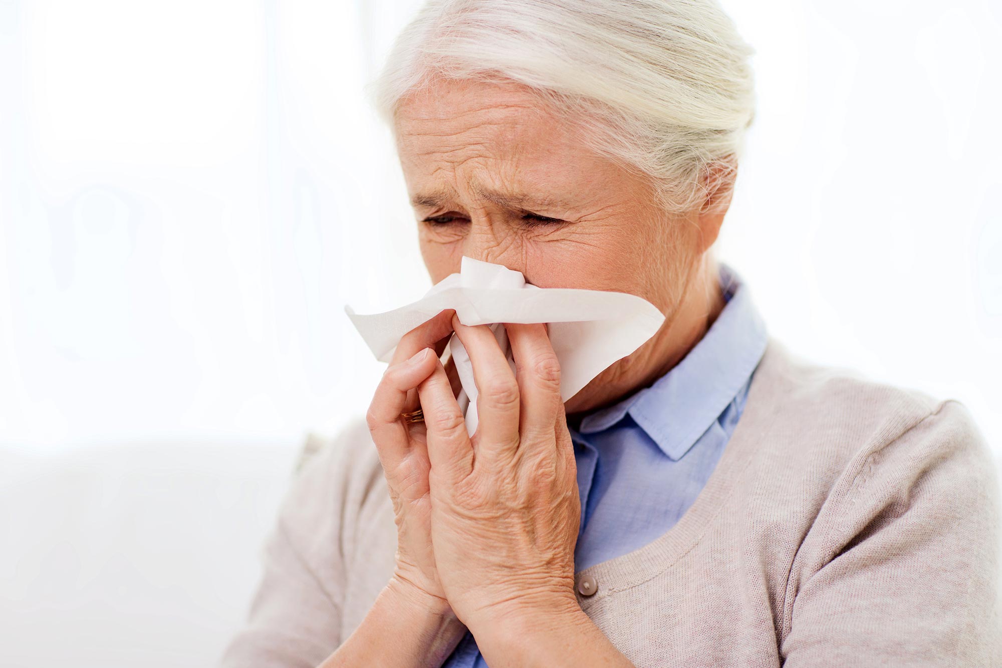 病気の年配の女性 風邪 インフルエンザ