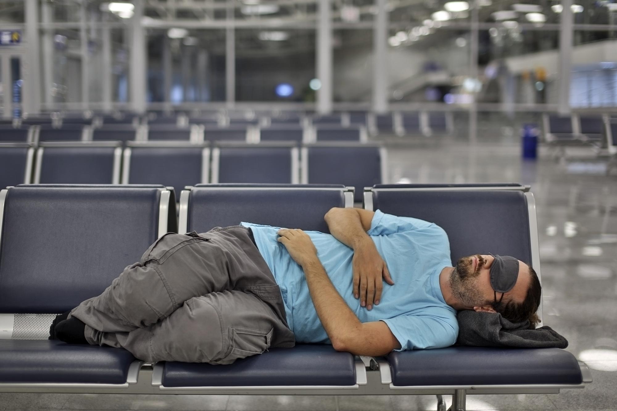 Поспать в москве. Люди спят в аэропорту. Ночевать в аэропорту.