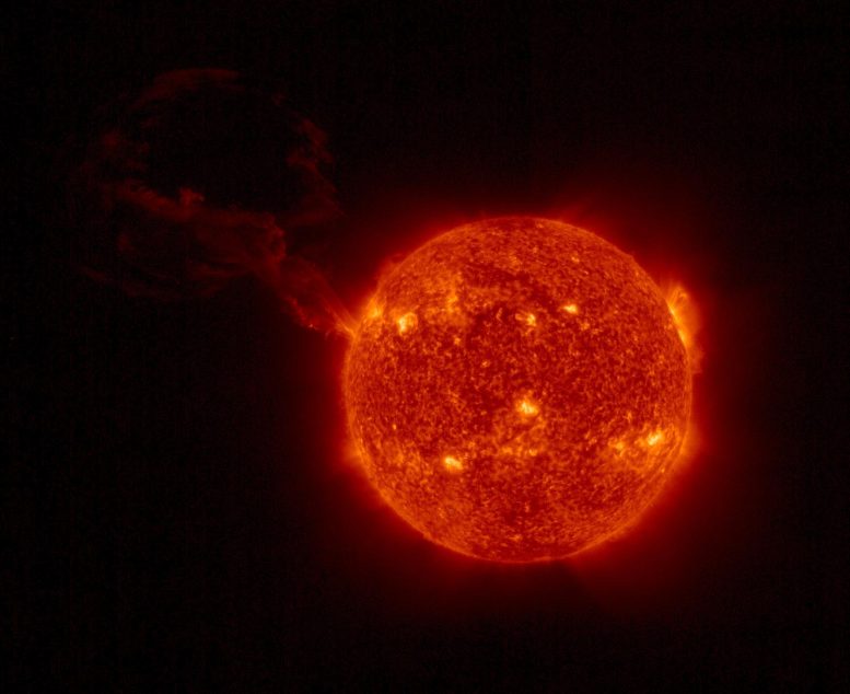 Saules orbīta tver milzu saules sprādzienu