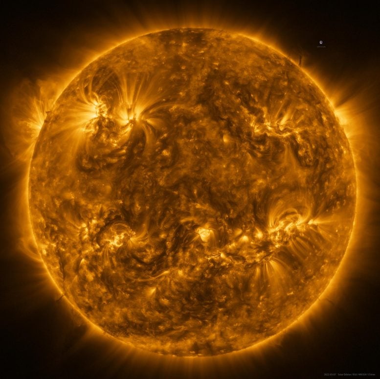 El orbitador solar captura el sol en una intensa luz ultravioleta