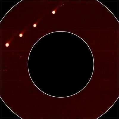 Zonnemodule weergave van komeet Leonard in zichtbaar licht