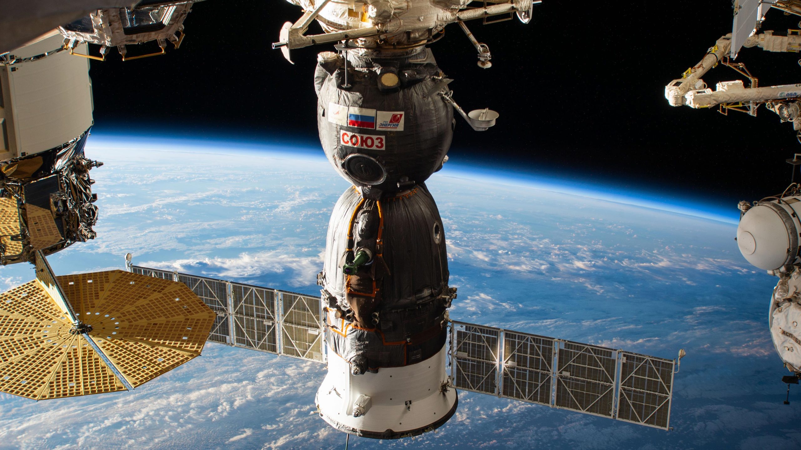 La tripulación de la Estación Espacial Internacional desmantela el Dragon de SpaceX tras evadir los escombros