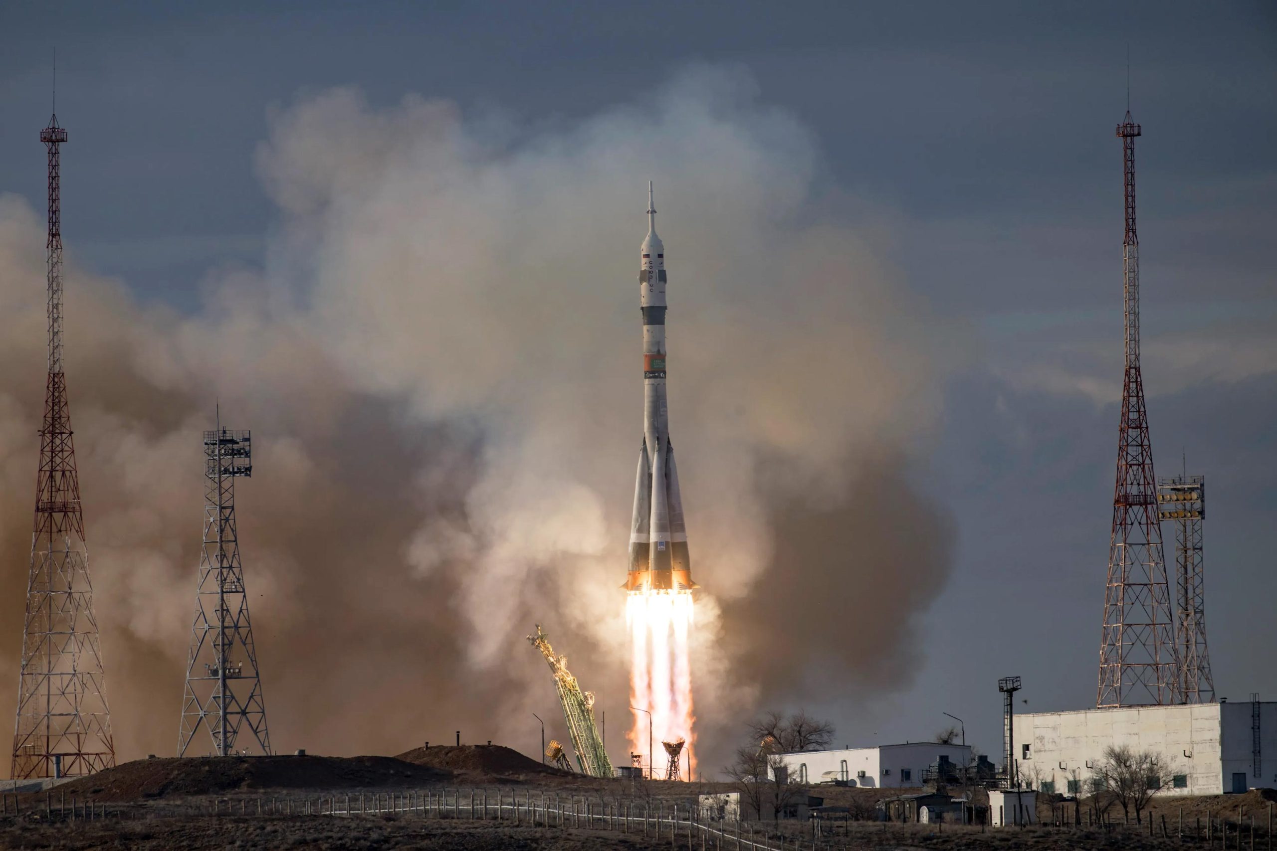 صاروخ روسي يطلق رائد فضاء ورائد فضاء ومضيفة طيران إلى محطة الفضاء الدولية، بعد أيام من المشكلة