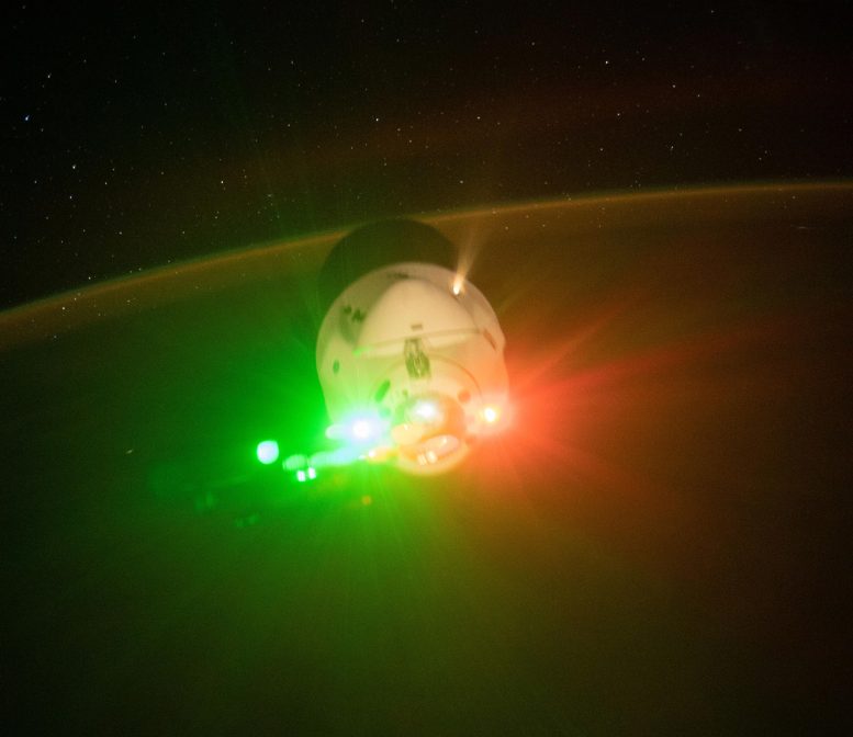 Navio de reabastecimento do dragão de carga da SpaceX partindo da estação espacial