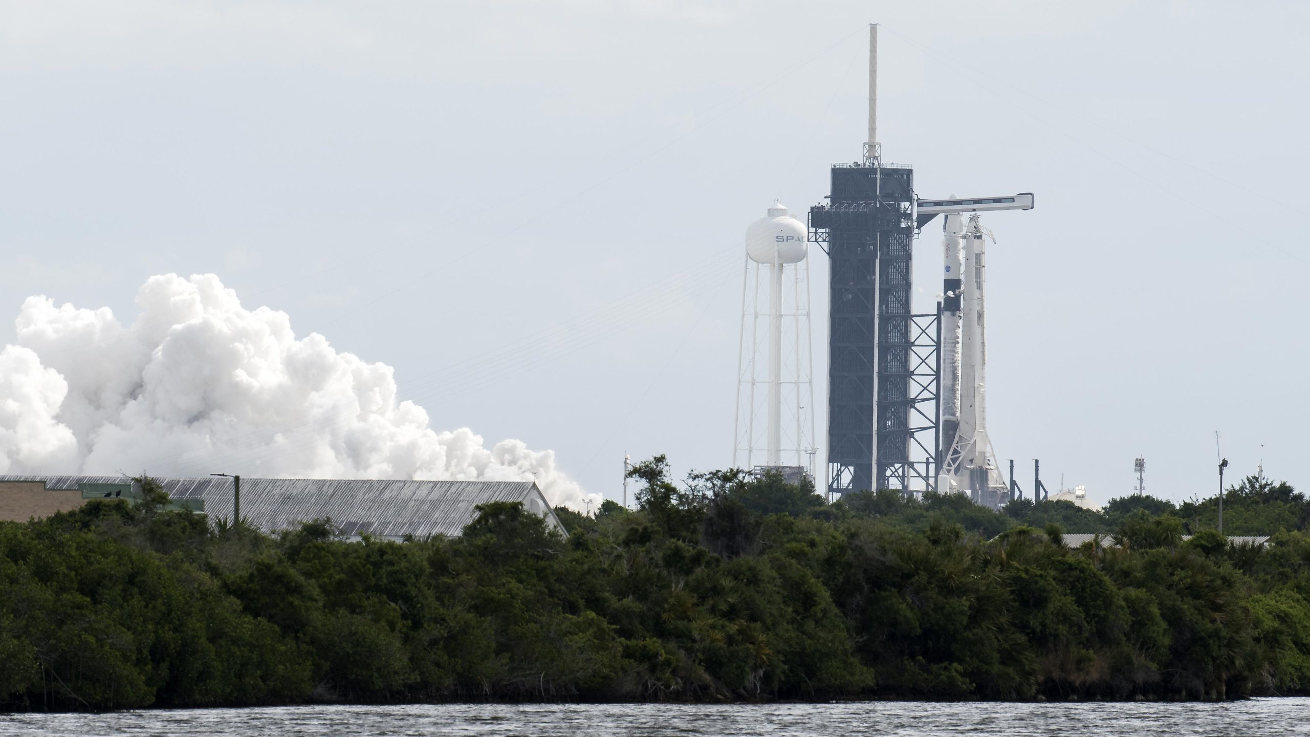 Photo of SpaceX termine le test de tir stationnaire du Falcon 9 en vue du lancement de l’équipage de la NASA-4