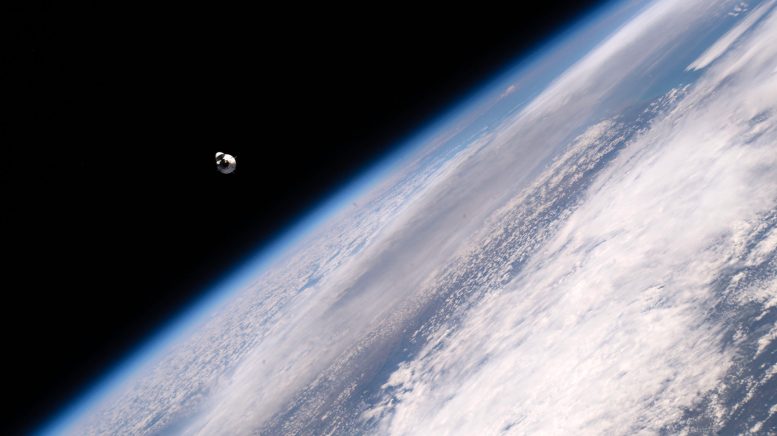 SpaceX Dragon Endeavour transportând astronauți speciali de la Axiom X-1