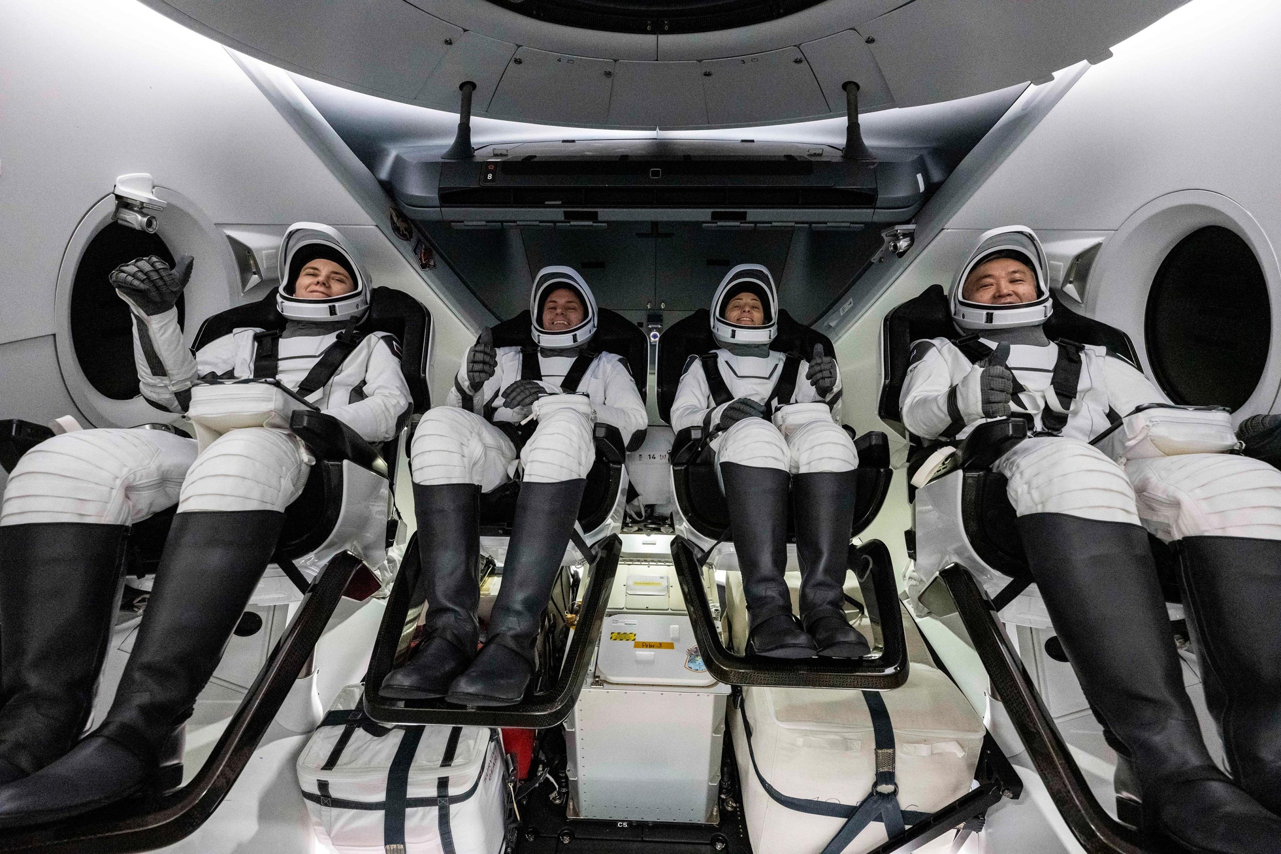 Saugu Žemėje!  NASA „SpaceX Crew-5“ apsipylė netoli Floridos pakrantės