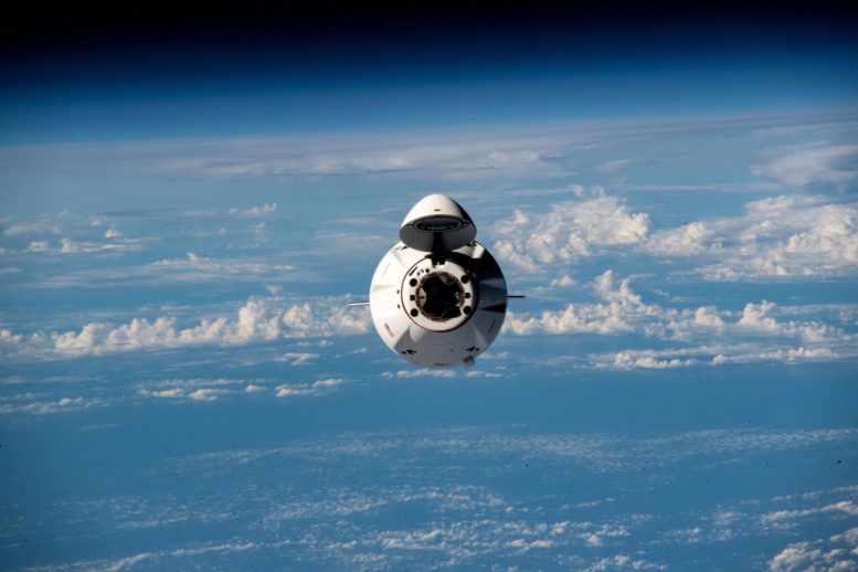 Kapal Pasokan Spacex Dragon Mendekati Stasiun Luar Angkasa Internasional