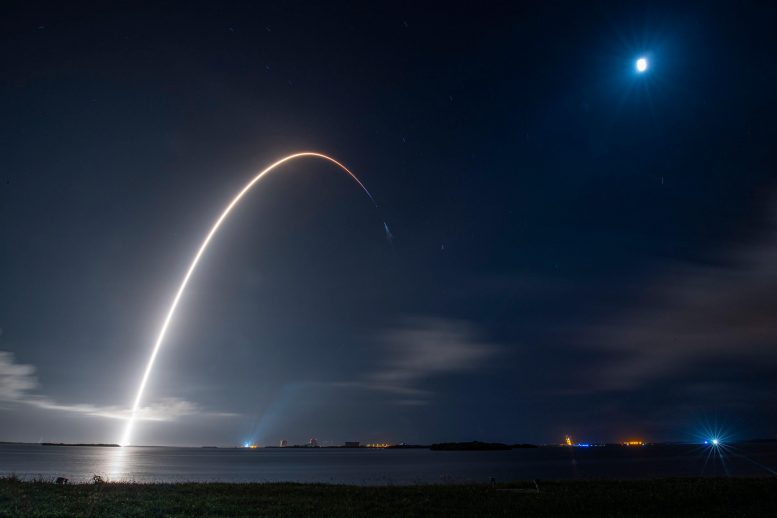 Foguete SpaceX Falcon 9 lança nave Cargo Dragon
