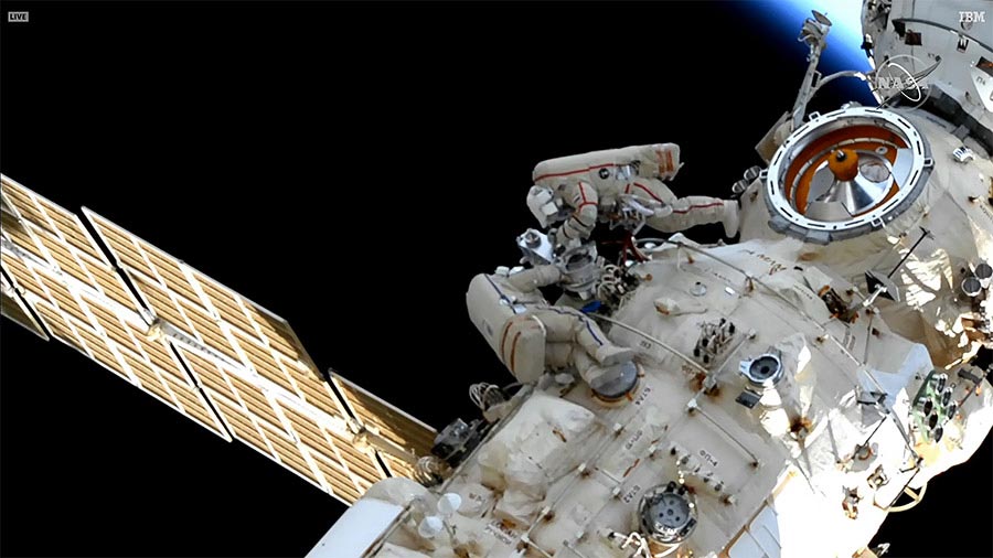 ロシアの宇宙飛行士は、37フィートの長さのロボットアームを設置するために宇宙遊泳を完了しました。