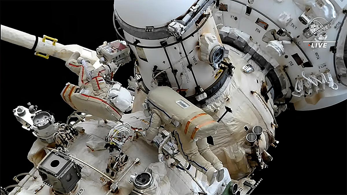 スペースウォーカーのセルゲイ・プロコピエフとドミトリ・ペテリンが宇宙ステーションの外で作業