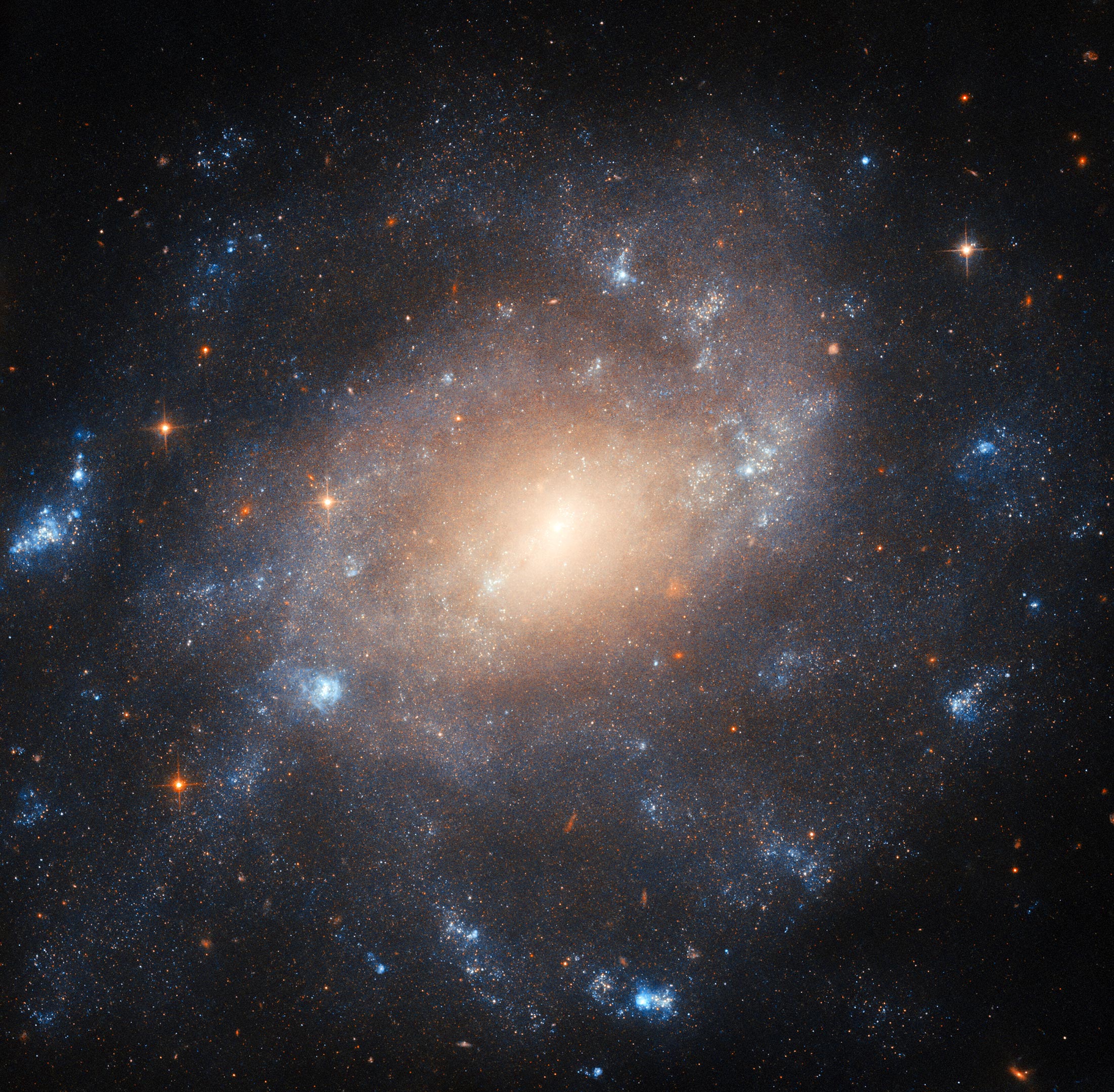 Hubble revela el núcleo brillante de una histórica galaxia espiral