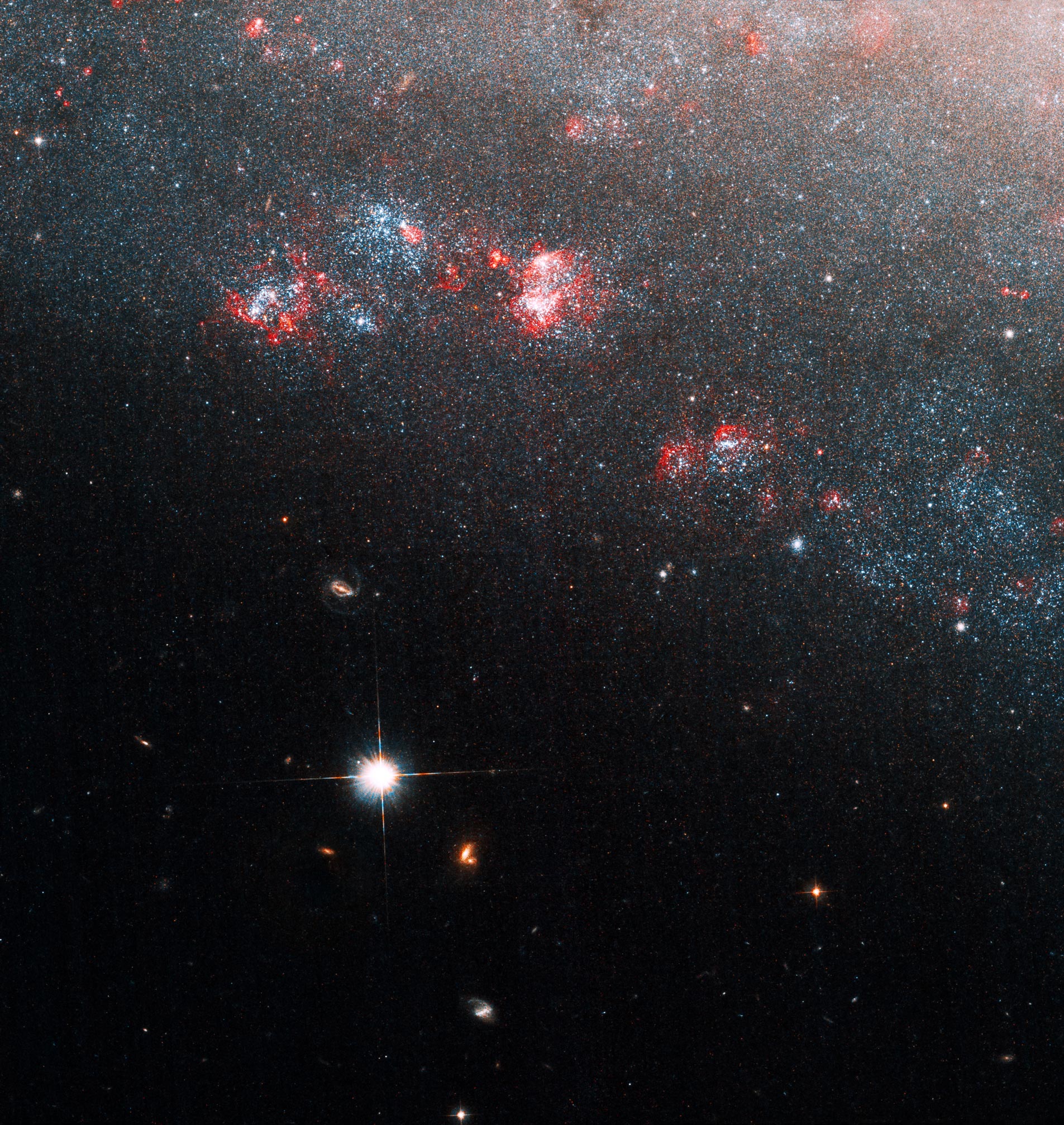 Hubble captura una galaxia espiral enana con múltiples misterios
