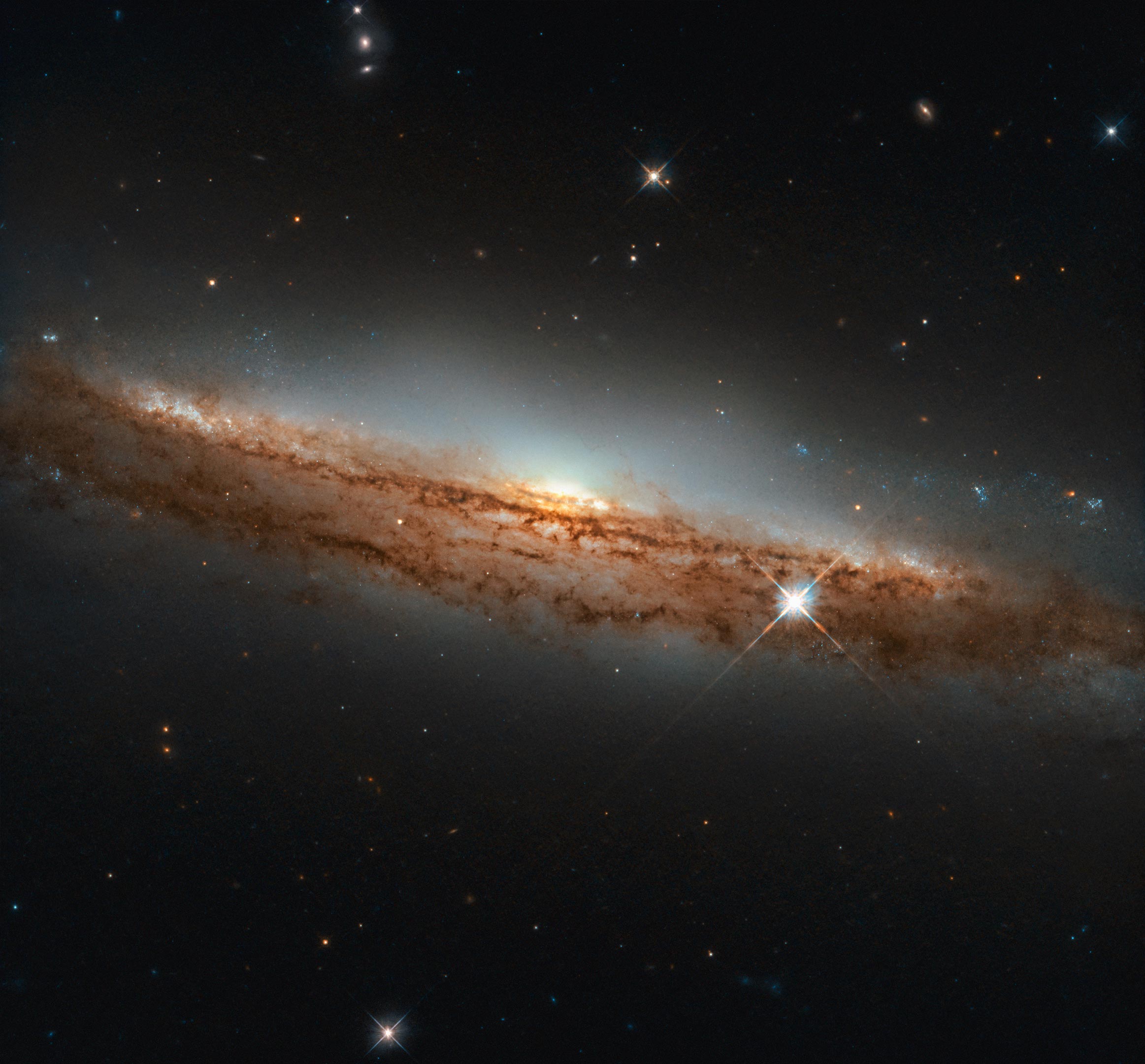 Hubble Snaps Spiral Galaxy’s Profile – From Hydra Constellation, 80