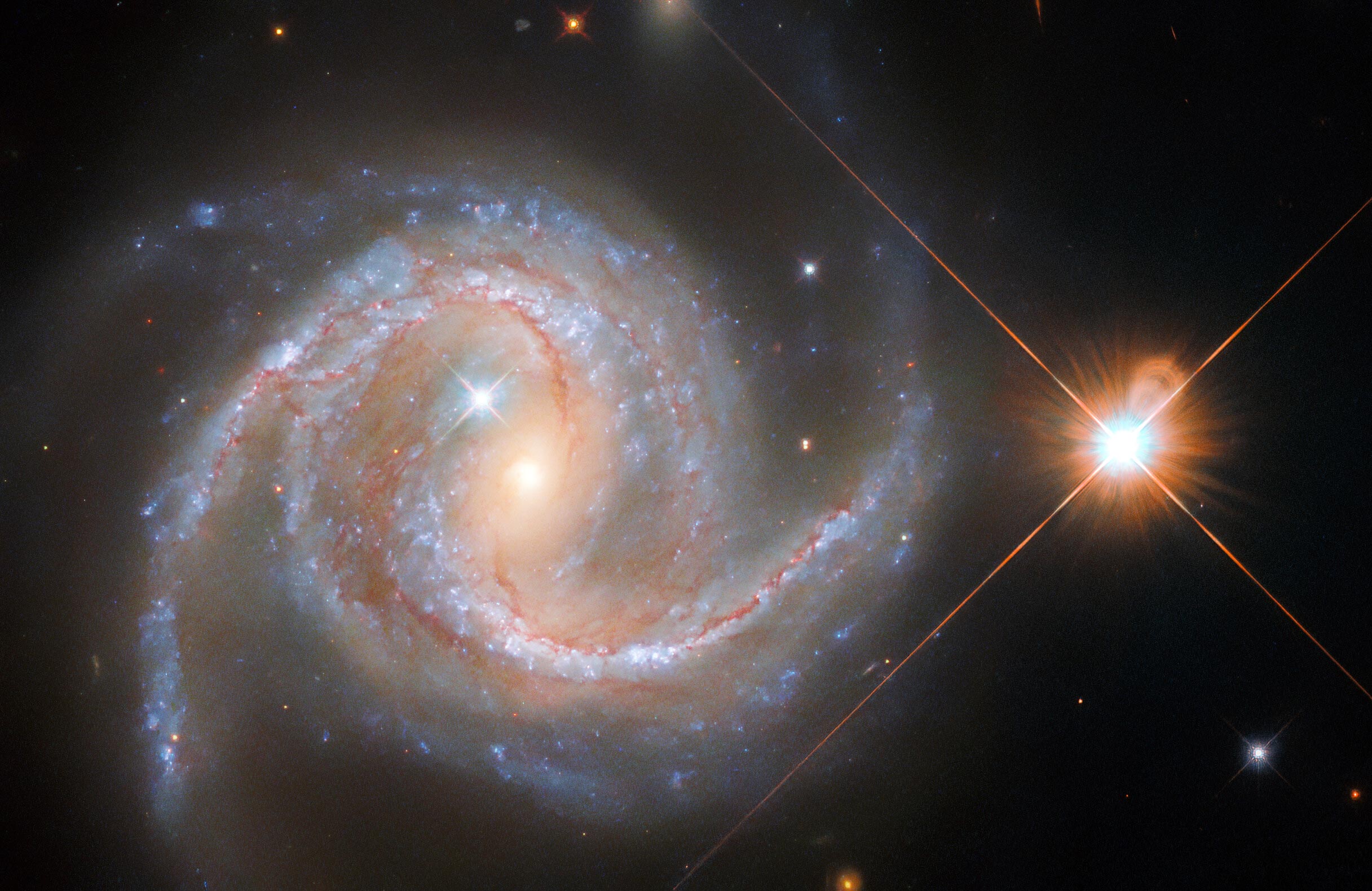 Hubble espía espectacular galaxia espiral