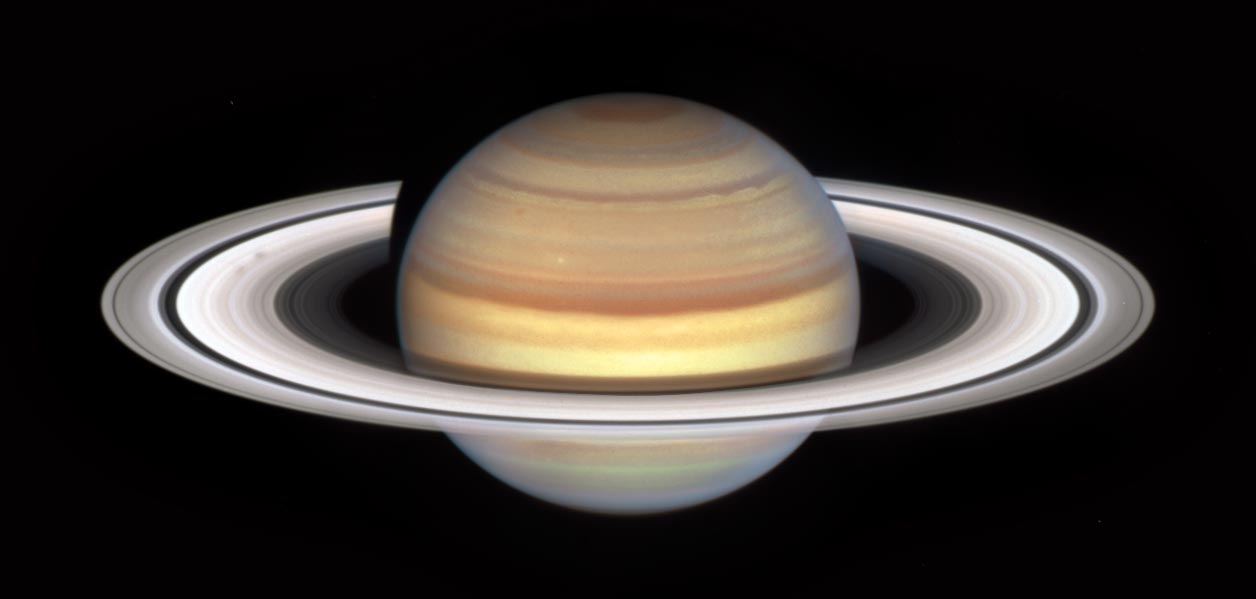 Saturno leva a coroa para a maioria dos satélites naturais do sistema solar