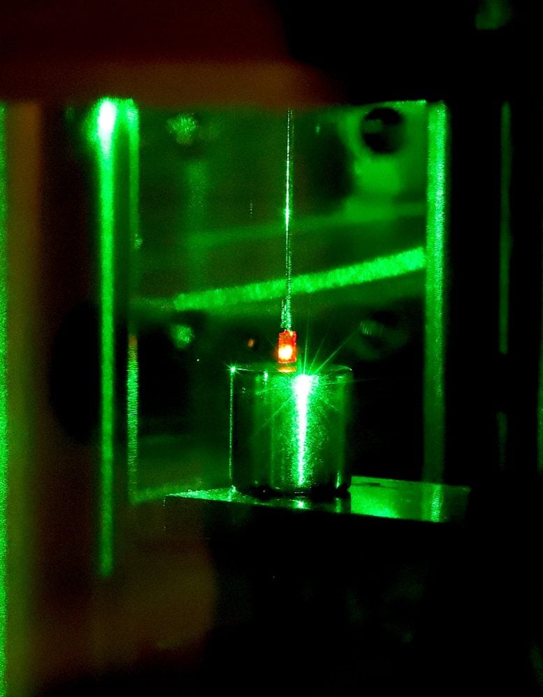 Suspended Diamond With Nitrogen Vacancy Centers Illuminated by Green Laser