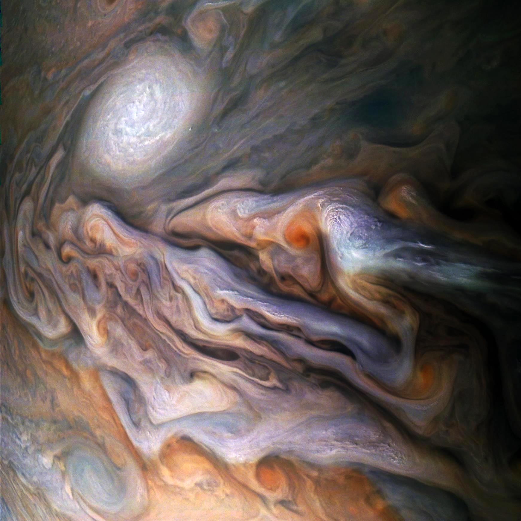 Virvlende skyer i Jupiters dynamiske nord-nord-tempererte belte
