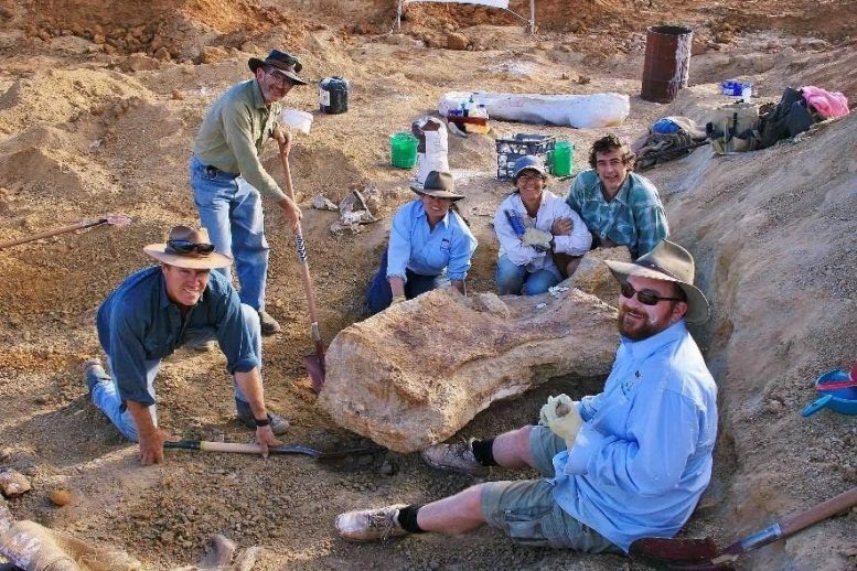 Equipe de escavação de ossos de dinossauro