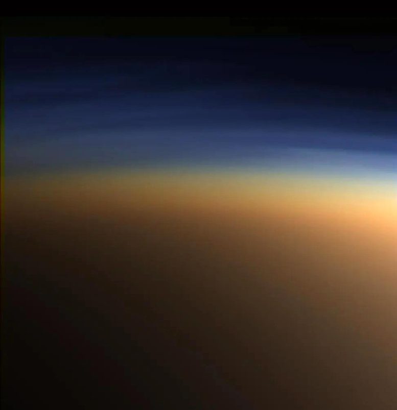 Descubre los secretos de la atmósfera de la luna más grande de Saturno.