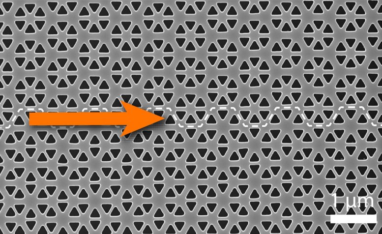 Topology Protects Light Propagation in Photonic Crystal