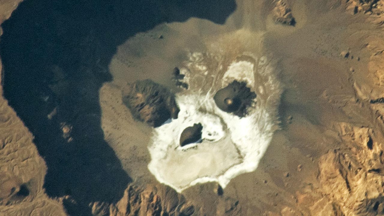 trou-au-natron-the-ghostly-volcanic-face-from-space