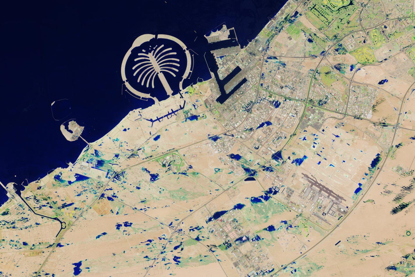 صور الأقمار الصناعية تلتقط فيضانات غير عادية في دولة الإمارات العربية المتحدة