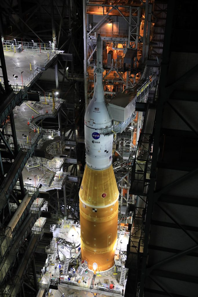 VAB Artemis I ruimtelanceersysteem raket en Orion ruimtevaartuig