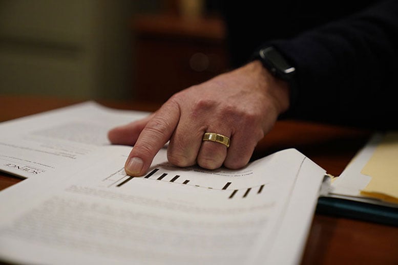 Vishton Explaining With Paper