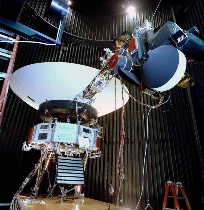 O protótipo de teste da sonda Voyager, apresentado em uma câmara de simulação espacial no JPL em 1976, consistia em uma réplica das sondas gêmeas Voyager lançadas em 1977. Nesse modelo, a plataforma de varredura se estendia para a direita, acomodando diversos dos instrumentos científicos da espaçonave em suas respectivas posições.