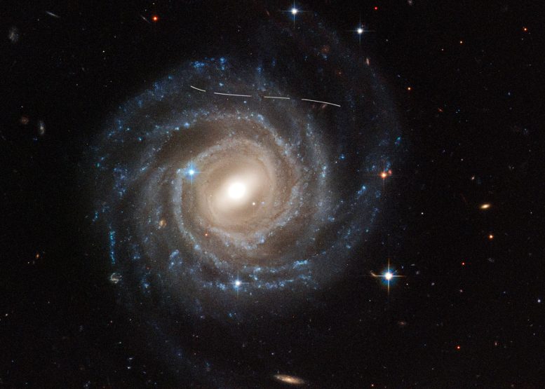 צילום פצצות אסטרואיד סוררות של האבל של גלקסי UGC 12158
