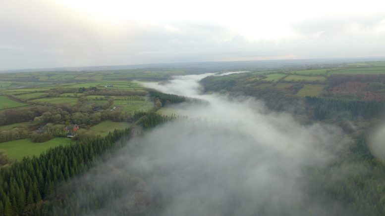 Peisajul rural din Țara Galilor lângă cariera Cod Cochion