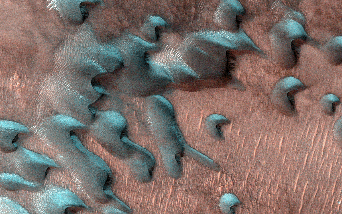 La NASA esplora un paese delle meraviglie invernale su Marte, una scena di vacanza ultraterrena con neve a forma di cubo