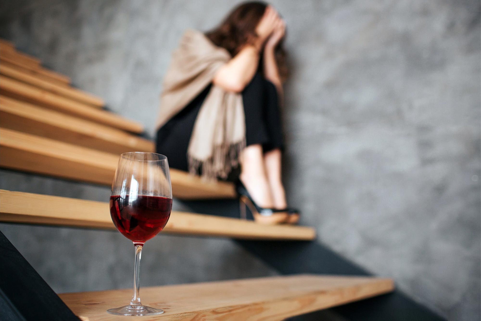 Красное вино болит голова. Пьяные стаканы. Зависимость от вина. Вино вызов обществу. Напоил нас вином.
