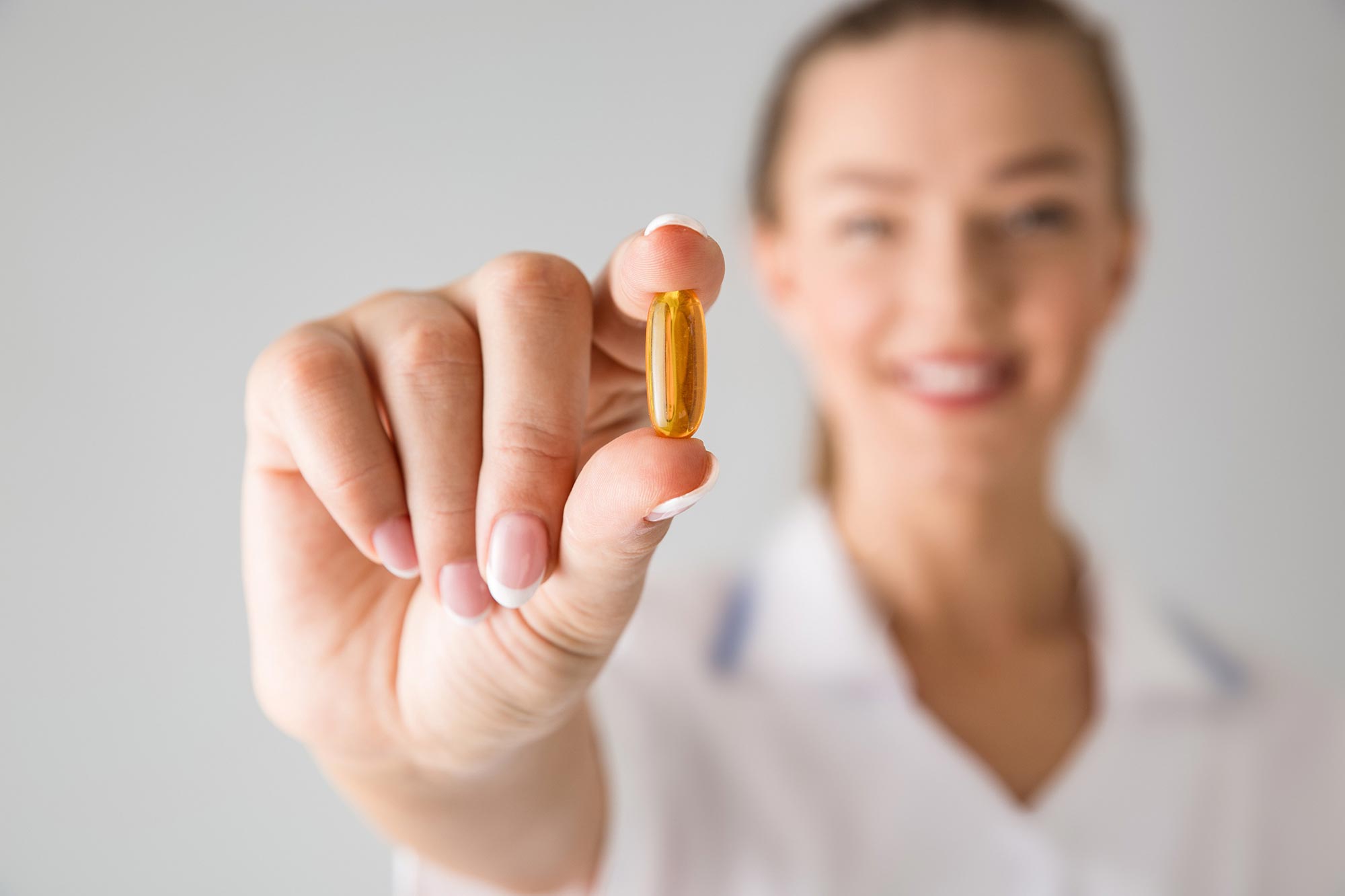 Vrouw met vitaminesupplement pil