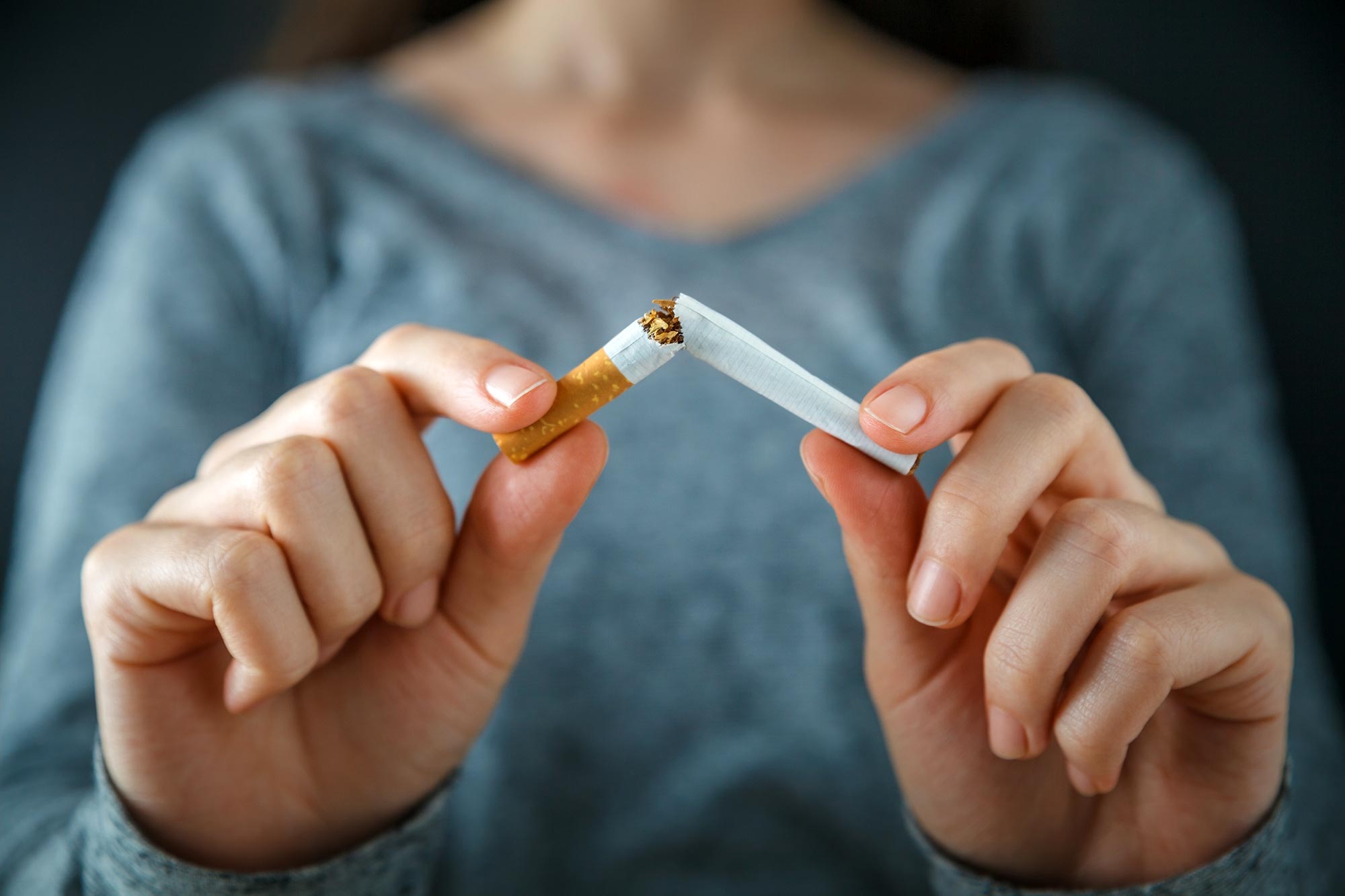 Frau beendet das Rauchen von Zigaretten Konzept