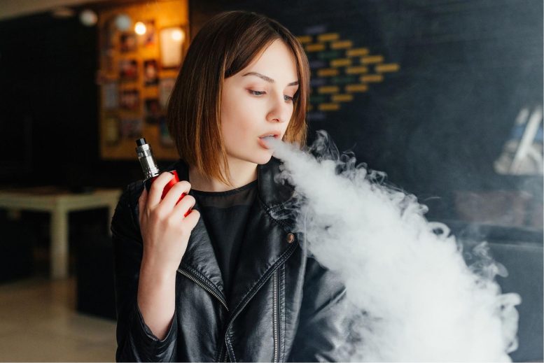 Kobieta Vaping Trzyma Vape