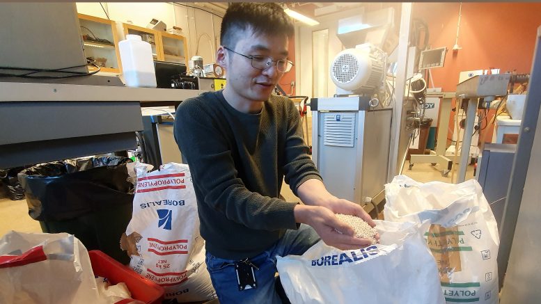 Xinfeng Wei desempacotando pellets de plástico