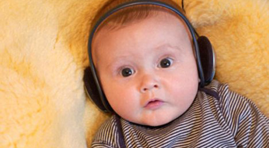 baby-listening-mozart